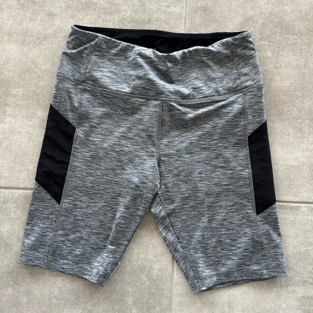 VOGO Athletica Heather Gray w/ Black Pockets Biker Shorts -Excellent Condition-L